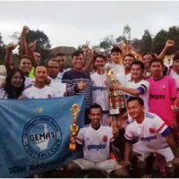 CAbupo Dudy berfoto bersama dengan juara sepak bola Ragawacana Cup.